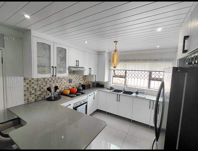 5 BEDROOM FREESTANDING FOR SALE IN FLORA PARK